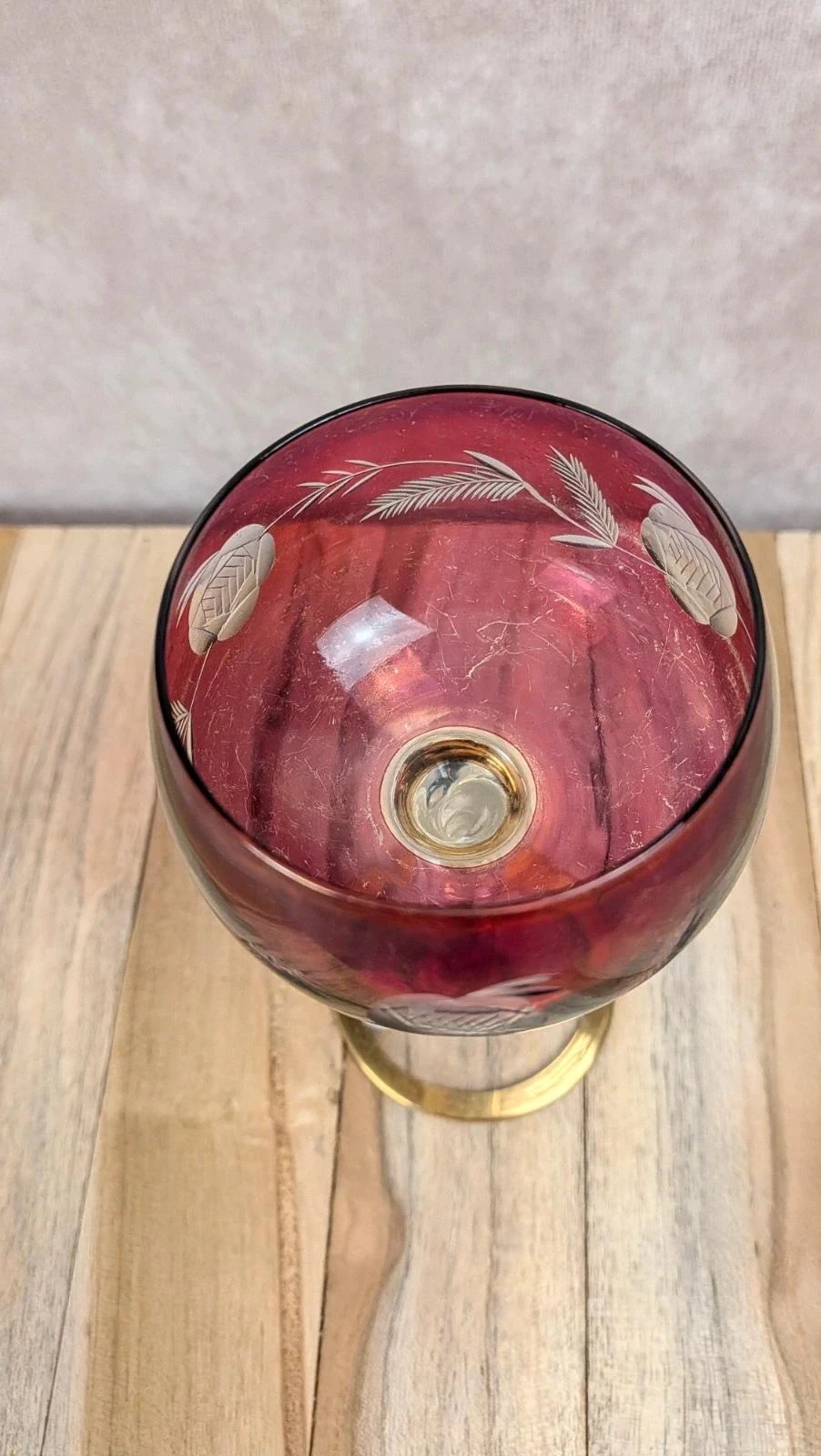 Verre ancien rose fuchsia gravé – pied torsadé – photo 5